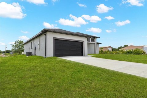 Villa ou maison à vendre à Lehigh Acres, Floride: 3 chambres, 159.7 m2 № 2433614 - photo 6