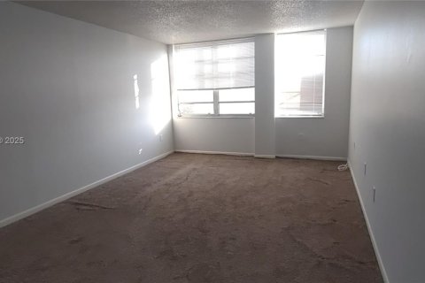 Condo in North Miami, Florida, 1 bedroom  № 2027092 - photo 4