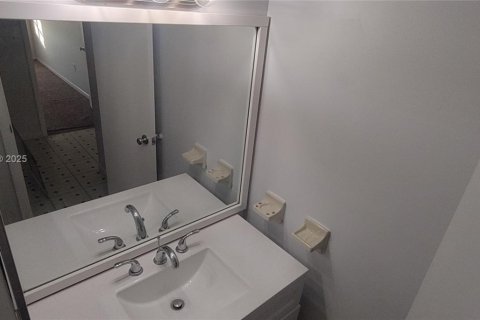 Condo in North Miami, Florida, 1 bedroom  № 2027092 - photo 27