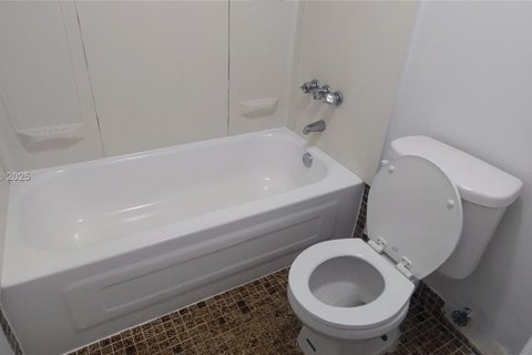 Condo in North Miami, Florida, 1 bedroom  № 2027092 - photo 25