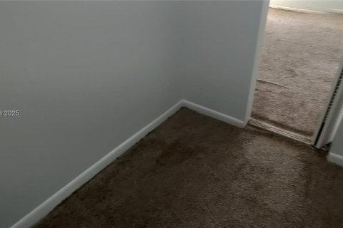 Condo in North Miami, Florida, 1 bedroom  № 2027092 - photo 11