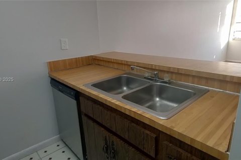 Condo in North Miami, Florida, 1 bedroom  № 2027092 - photo 15