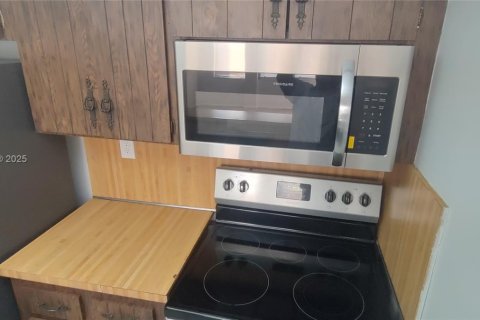 Condo in North Miami, Florida, 1 bedroom  № 2027092 - photo 17