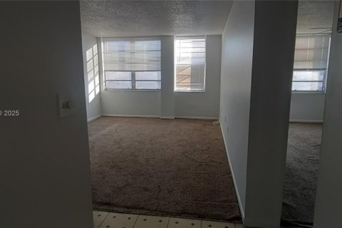 Condo in North Miami, Florida, 1 bedroom  № 2027092 - photo 5