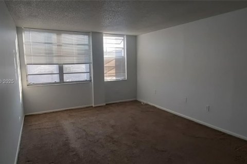 Condo in North Miami, Florida, 1 bedroom  № 2027092 - photo 6