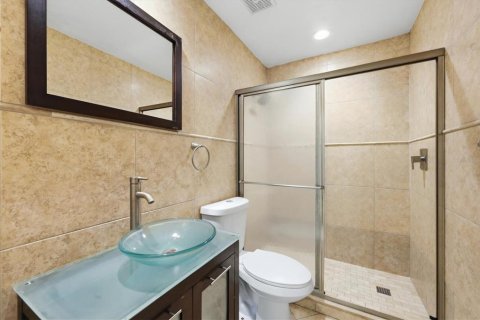 House in Sarasota, Florida 4 bedrooms, 169.08 sq.m. № 2221490 - photo 22