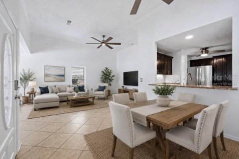House in Sarasota, Florida 4 bedrooms, 169.08 sq.m. № 2221490 - photo 4