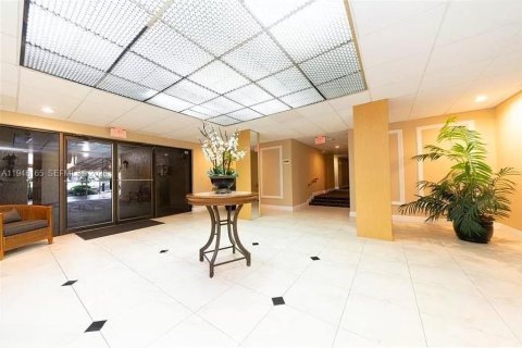 Condo in Hollywood, Florida, 1 bedroom  № 2003195 - photo 19