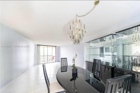 Condo in Hollywood, Florida, 1 bedroom  № 2003195 - photo 2