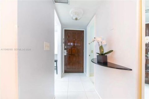 Condo in Hollywood, Florida, 1 bedroom  № 2003195 - photo 15