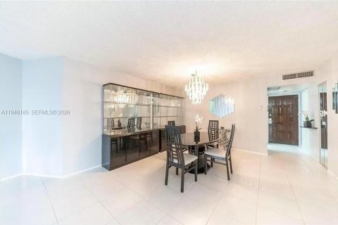 Condo in Hollywood, Florida, 1 bedroom  № 2003195 - photo 5