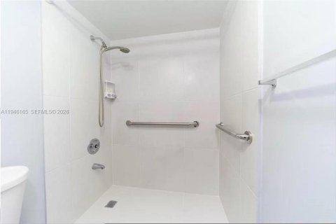 Condo in Hollywood, Florida, 1 bedroom  № 2003195 - photo 12