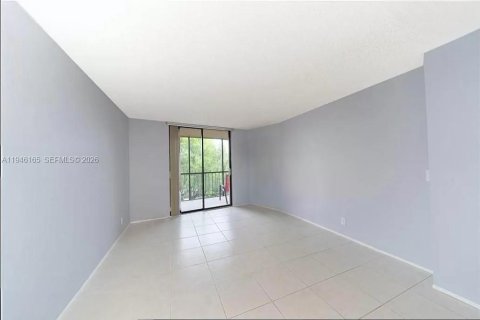 Condo in Hollywood, Florida, 1 bedroom  № 2003195 - photo 4