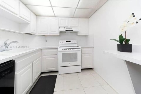 Condo in Hollywood, Florida, 1 bedroom  № 2003195 - photo 8