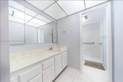 Condo in Hollywood, Florida, 1 bedroom  № 2003195 - photo 10