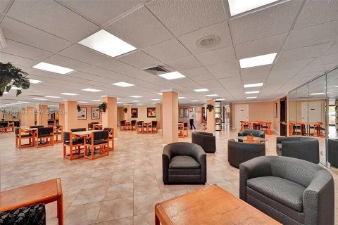 Condo in Hollywood, Florida, 1 bedroom  № 2003195 - photo 17