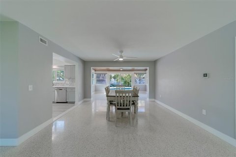 House in Belleair Beach, Florida 3 bedrooms, 126.16 sq.m. № 1905784 - photo 24