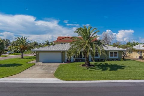 House in Belleair Beach, Florida 3 bedrooms, 126.16 sq.m. № 1905784 - photo 1