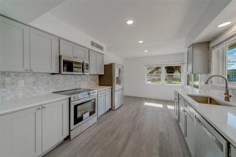House in Belleair Beach, Florida 3 bedrooms, 126.16 sq.m. № 1905784 - photo 30