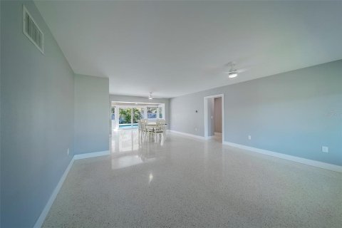 House in Belleair Beach, Florida 3 bedrooms, 126.16 sq.m. № 1905784 - photo 22