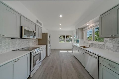 House in Belleair Beach, Florida 3 bedrooms, 126.16 sq.m. № 1905784 - photo 2
