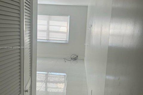 Condominio en alquiler en Sunrise, Florida, 1 dormitorio, 67.35 m2 № 2044231 - foto 3