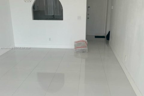 Condominio en alquiler en Sunrise, Florida, 1 dormitorio, 67.35 m2 № 2044231 - foto 2