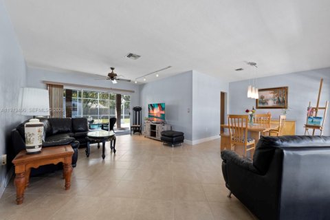 Villa ou maison à vendre à Cutler Bay, Floride: 4 chambres, 164.62 m2 № 2186870 - photo 6