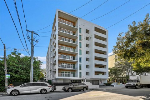 Condominio en Miami, Florida, 1 dormitorio  № 2032506