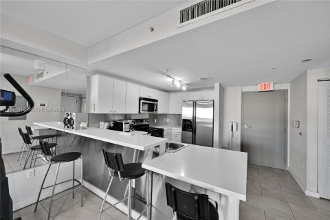 Condominio en venta en Miami, Florida, 1 dormitorio, 58.44 m2 № 2032506 - foto 14