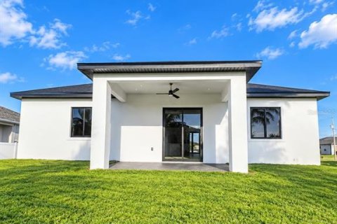 Villa ou maison à vendre à Cape Coral, Floride: 3 chambres, 152.17 m2 № 2404699 - photo 2