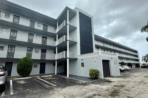 Condo in Miami, Florida, 1 bedroom  № 2027121 - photo 25