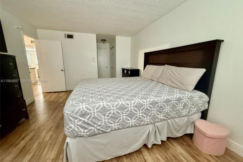 Condo in Miami, Florida, 1 bedroom  № 2027121 - photo 13