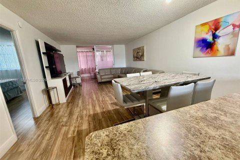 Condo in Miami, Florida, 1 bedroom  № 2027121 - photo 10