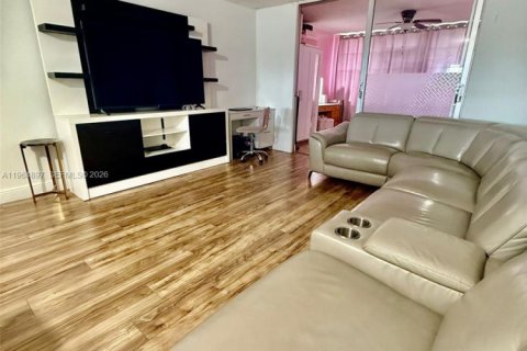 Condo in Miami, Florida, 1 bedroom  № 2027121 - photo 8