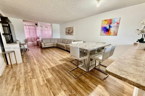 Condo in Miami, Florida, 1 bedroom  № 2027121 - photo 9