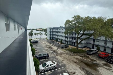 Condo in Miami, Florida, 1 bedroom  № 2027121 - photo 23