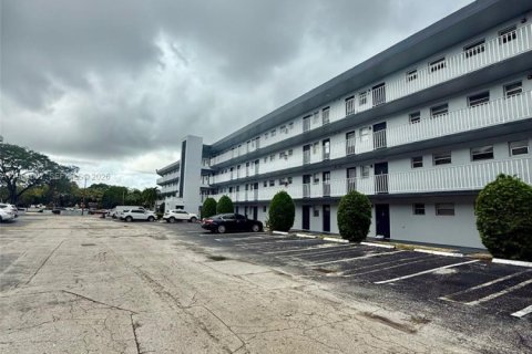 Condo in Miami, Florida, 1 bedroom  № 2027121 - photo 24