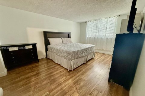 Condo in Miami, Florida, 1 bedroom  № 2027121 - photo 12