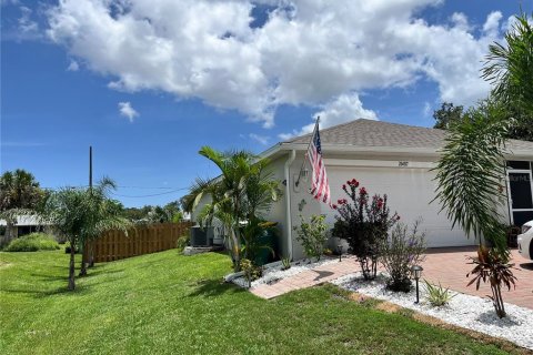House in Port Charlotte, Florida 3 bedrooms, 127 sq.m. № 1855921 - photo 2