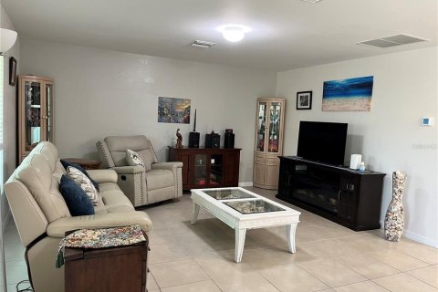 House in Port Charlotte, Florida 3 bedrooms, 127 sq.m. № 1855921 - photo 10