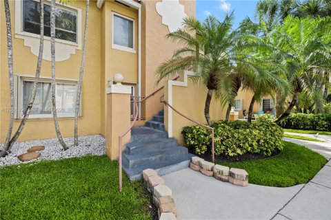 Condo in Pembroke Pines, Florida, 3 bedrooms  № 2068471 - photo 1