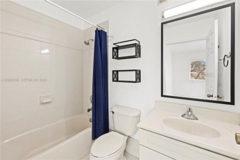 Condo in Pembroke Pines, Florida, 3 bedrooms  № 2068471 - photo 15