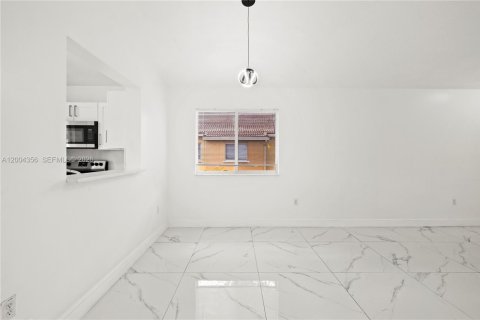 Condo in Pembroke Pines, Florida, 3 bedrooms  № 2068471 - photo 5