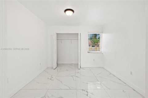 Condo in Pembroke Pines, Florida, 3 bedrooms  № 2068471 - photo 11