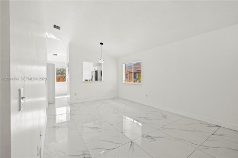 Condo in Pembroke Pines, Florida, 3 bedrooms  № 2068471 - photo 4