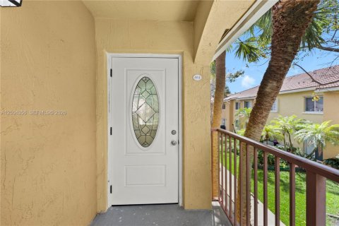 Condo in Pembroke Pines, Florida, 3 bedrooms  № 2068471 - photo 2