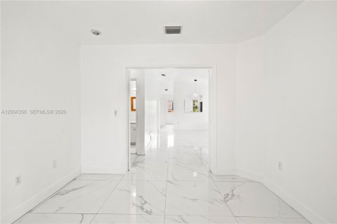 Condo in Pembroke Pines, Florida, 3 bedrooms  № 2068471 - photo 12