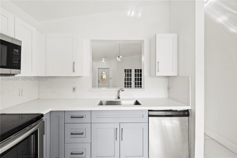 Condo in Pembroke Pines, Florida, 3 bedrooms  № 2068471 - photo 7