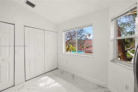 Condo in Pembroke Pines, Florida, 3 bedrooms  № 2068471 - photo 8